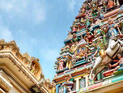 Detalle del templo hindú Sri Mahamariamman, el más antiguo de Kuala Lumpur (Malasia).