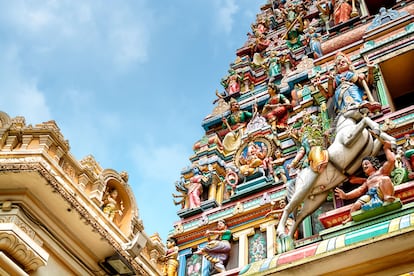 Detalle del templo hindú Sri Mahamariamman, el más antiguo de Kuala Lumpur (Malasia).