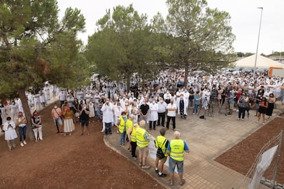 La Junta del Personal del hospital La Plana, en una concentración para protestar por el uso, autorizado por un juzgado, de una terapia no autorizada contra la covid.