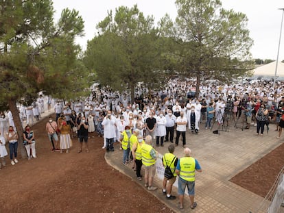 La Junta del Personal del hospital La Plana, en una concentración para protestar por el uso, autorizado por un juzgado, de una terapia no autorizada contra la covid.