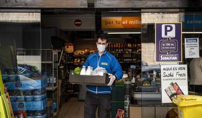 Un trabajador de supermercado preparando una entrega a domicilio, en Igualada. 