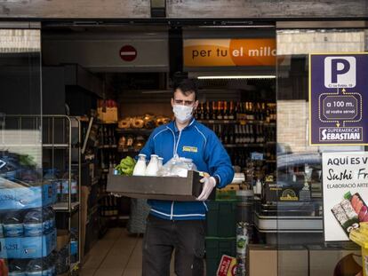 Un trabajador de supermercado preparando una entrega a domicilio, en Igualada.