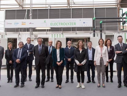 Las ministras Teresa Ribera y Reyes Maroto, junto a la presidenta balear, Francina Armengol, rodeadas de directivos relacionados con la planta de hidrógeno verde de Lloseta (Mallorca)