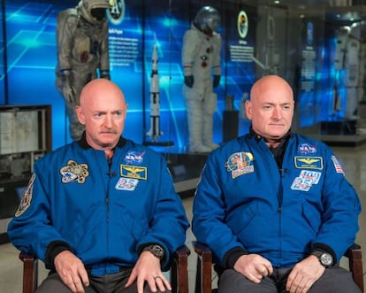 Los astronautas de la NASA Mark (izquierda) y Scott Kelly, el pasado 19 de enero en el centro Espacial Johnson, en Houston.