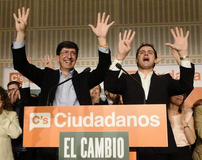 El candidato de Ciudadanos a la Presidencia de la Junta de Andalucia, Juan Mar&iacute;n, a la izquierda, acompa&ntilde;ado por el lider nacional, Albert Rivera, durante su comparecencia tras conocerse el resultado final de las elecciones andaluzas.