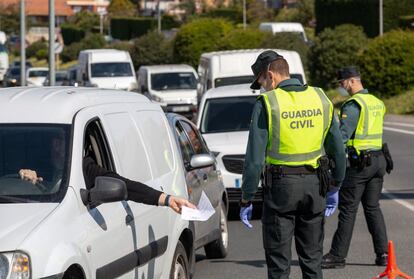 Agentes de la Guardia Civil controlan el movimiento de vehículos para comprobar que se cumple el confinamiento decretado en el estado de alarma, este lunes en una carretera de Logroño. Según los últimos datos a los infractores solo suponen el 1% de la población.