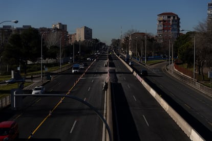 Varios vehculos circulan en la A-5, a 31 de enero de 2025, en Boadilla del Monte, Madrid (Espa?a).