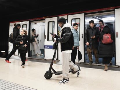 Un pasajero del metro de Barcelona, antes de la prohibición de los patinetes eléctricos, a finales de enero.