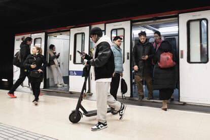 Un usuario de patinete eléctrico en el metro de Barcelona, la semana pasada. A partir del día 1 de febrero, quedará prohibido durante seis meses en el transporte público en Cataluña.