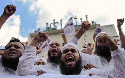 Un grupo de islamistas protesta contra el ataque de Israel a Gaza frente a la Mezquita Nacional de Bangladesh en Daca, Bangladesh. 8 de agosto de 2014.