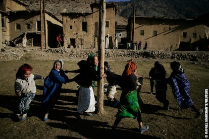 "En el invierno de 2007 murieron más de 30 niños a causa de una ola de frío. Seguramente todas las niños que salen en la foto habían perdido hace poco a un ser querido. Se regresaramos 30 años después, en el mismo sitio con las mismas personas, la fotografía sería distinta, porque con el paso de los años dejamos de alimentar el alma con risas y juegos. Esa es la virtud de la infancia, la falta de necesidades para disfrutar de la vida, para ser felices", por Rafael Marchante.