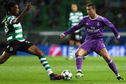 Cristiano Ronaldo y Ruben Semedo disputan el balón. 