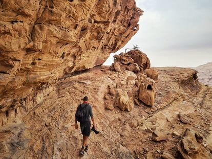Un senderista marcha por una parte del recorrido del Petra Back Trail entre el desierto y las montañas de Jordania.