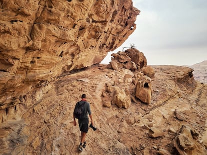 Un senderista marcha por una parte del recorrido del Petra Back Trail entre el desierto y las montañas de Jordania.