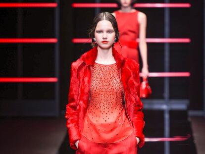 El color rojo y las lentejuelas reinan en el desfile de Emporio Armani