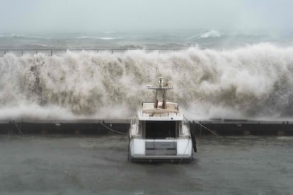 Fuerte oleaje en el Puerto Olímpico de Barcelona, este martes.