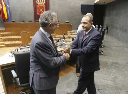 El presidente Miguel Sanz (izquierda), es felicitado por el líder del PSN, Carlos Chivite, tras ser investido presidente.