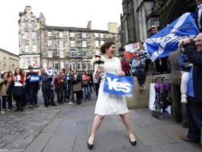 Partidarios de la independencia vitorean a una novia que porta una pancarta a favor del &quot;S&iacute;&quot;, en Edimburgo.