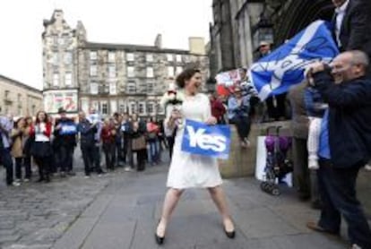 Partidarios de la independencia vitorean a una novia que porta una pancarta a favor del "Sí", en Edimburgo.