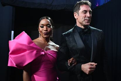 "Pon morritos". Y el flash saltó retratando así de divertidos a Angela Bassett y Javier Bardem.