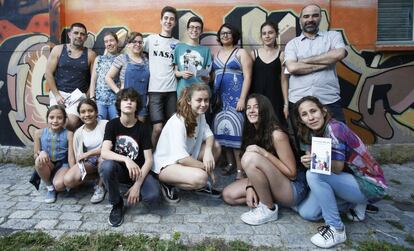 Promotores del Festival Mèliés junto a algunos de los jóvenes del barrio organizadores del evento.