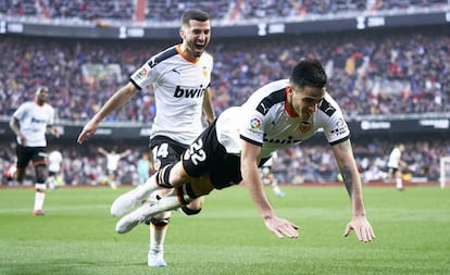 Maxi Gómez celebra su segundo gol ante el Barça en Mestalla.