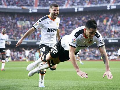 Maxi Gómez celebra su segundo gol ante el Barça en Mestalla.