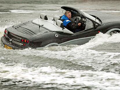 Richard Branson, al volante de un Gibbs Aquada