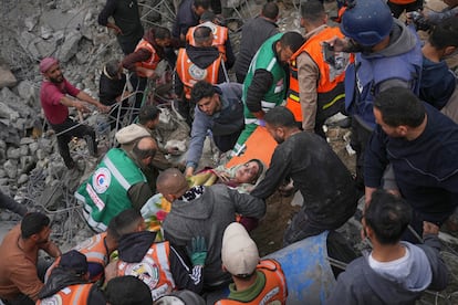 Una mujer embarazada es rescatada de entre los escombros tras ser un ataque del ejército israelí en Ciudad de Gaza.