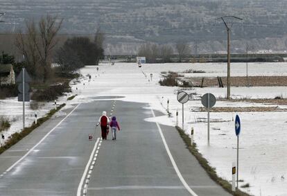 El desbordamiento del río Ebro ha cortado este domingo la carretera nacional N-113, Pamplona-Madrid, entre los kilómetros 75 y 77, a la altura del municipio navarro de Castejón.