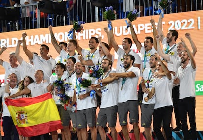 La selección española celebra el título conseguido ante Italia en Budapest este domingo.
