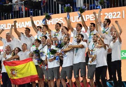 La selección española celebra el título conseguido ante Italia en Budapest este domingo.