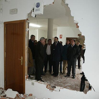 Mariano Rajoy, durante la visita que realizó ayer a una de las viviendas afectadas por los terremotos.