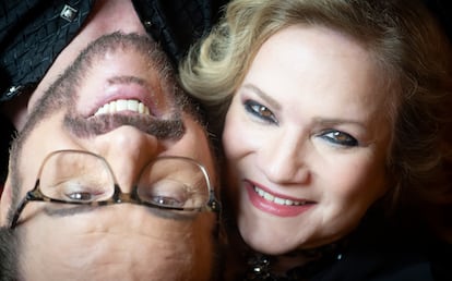 Lucia y Joaquin Galán, el dúo Pimpinela, en el Teatro Real de Madrid. 
