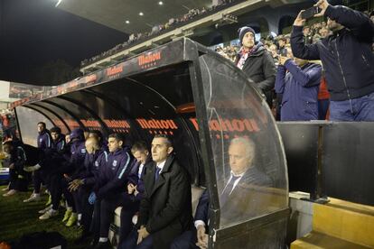 Valverde, entrenador del Barcelona, en el banquillo, antes del partido.