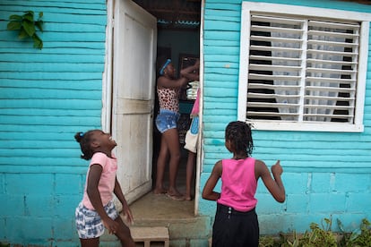 Más de la mitad de las adolescentes que se quedan embarazadas en República Dominicana dejan sus estudios y, cuando consiguen un trabajo, cobran de media un 20% menos que las que han sido madres en edad adulta.