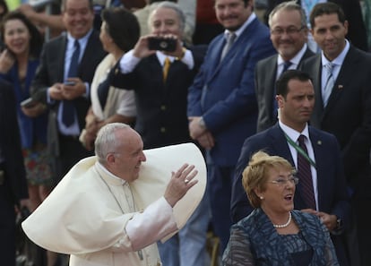 El papa Francisco es recibido por la presidenta chilena, Michelle Bachelet, a su llegada al aeropuerto internacional de Santiago, el 15 de enero de 2018.