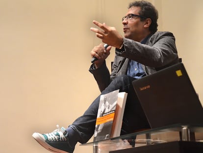 El periodista colombiano Alberto Salcedo durante una charla en la Casa de la Literatura Peruana, en 2016.