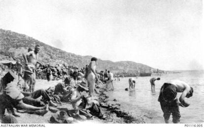 Soldados australianos en Anzac Cove, en Galípoli..