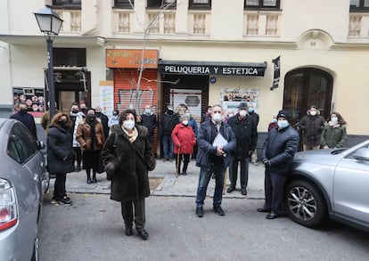 Vecinos de la los inmuebles de Núñez de Balboa, 93 y 95, afectados por la trama oculta de la Iglesia por la que expolia fundaciones y vende edificios. En la izquierda, Gema Molina, su portavoz.