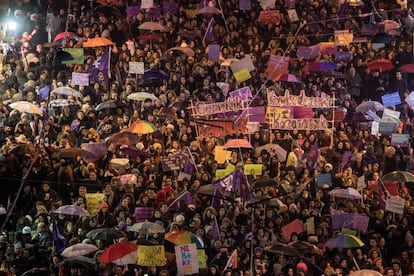 Miles de mujeres, en la marcha de este jueves en Estambul.