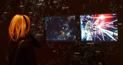 Un visitante observa una demostración del videojuego 'EVE Online' durante una presentación preliminar del Museo de Arte Moderno (MoMA) en Nueva York en 2013.