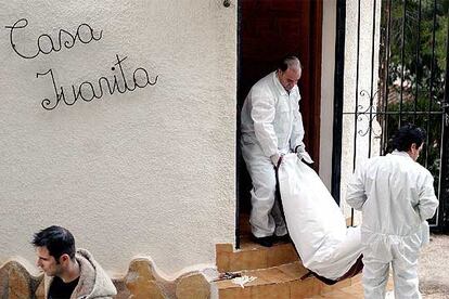 La policía levanta los cadáveres del matrimonio en la urbanización Buenavista de Benissa.