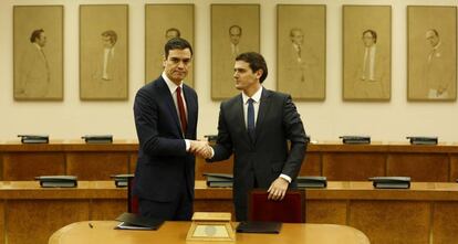 Pedro S&aacute;nchez saluda a Albert Rivera, en el Congreso de los Diputados. 