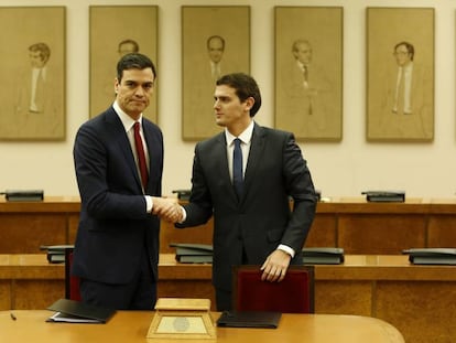 Pedro S&aacute;nchez saluda a Albert Rivera, en el Congreso de los Diputados. 