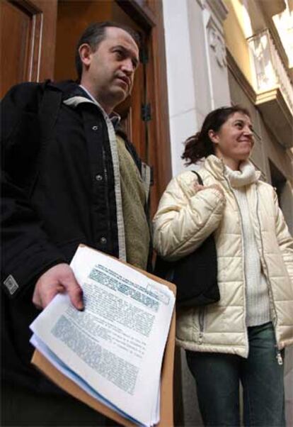 Los padres de la niña con la denuncia en la mano.