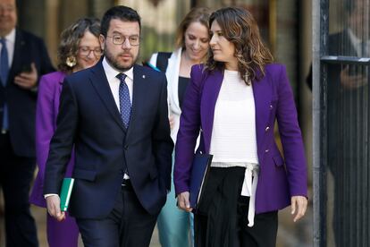 El president en funciones, Pere Aragonès, y su vicepresidenta, Laura Vilagrà, a su llegada a la reunión del Govern en funciones de este martes,