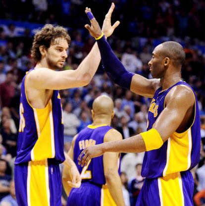 Los jugadores de la NBA, Pau Gasol y Kobe Bryant, se felicitan en el partido de la NBA contra los Oklahoma.