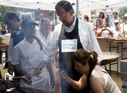 Rajoy, junto a la presidenta del PP catalán, durante una butifarrada celebrada ayer en Esplugues.