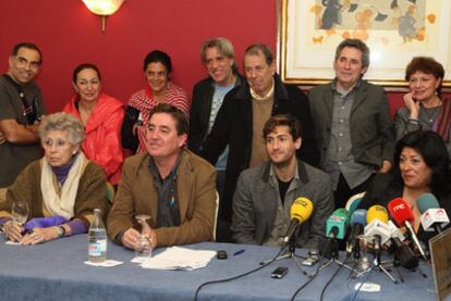 En la imagen, la actriz Pilar Bardem, el poeta Luis García Montero, el actor Juan Diego Botto y la escritora Almudena Grandes, durante el acto